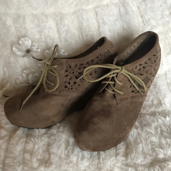 Brown Lace Up Suede Wedge Ankle Booties! - Picture 2 of 7